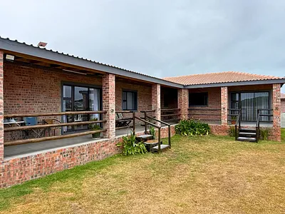 4 Bedroom House For Sale in Gansbaai - zdNB.webp