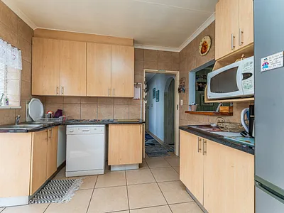 4 Bedroom House For Sale in Roodepoort - img