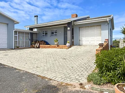 4 Bedroom House For Sale in Gansbaai - FhjS.webp