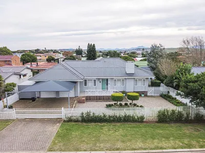 4 Bedroom House For Sale in Hartenbos - uNDO.webp