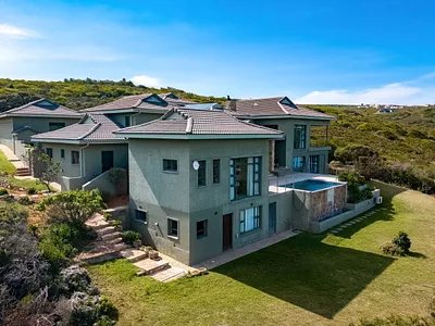 3 Bedroom House For Sale in Mossel Bay - Qem1.webp