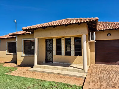 3 Bedroom Townhouse For Sale in Kuruman - 32d3.webp