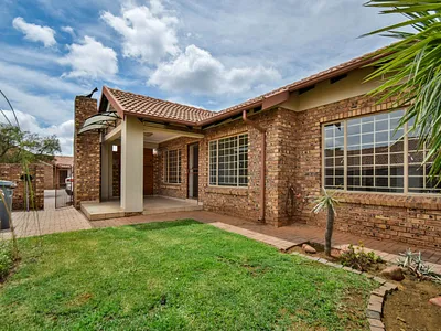 2 Bedroom Townhouse For Sale in Pretoria - urzG.webp