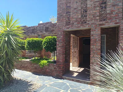 4 Bedroom House For Sale in Graaff-Reinet - qy2s.webp