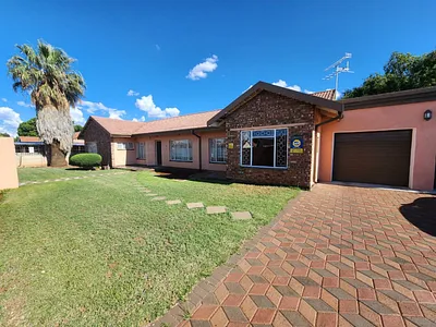 4 Bedroom House For Sale in Kimberley - 6Xz0.webp