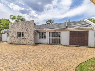 4 Bedroom House For Sale in Roodepoort - EB6d.webp