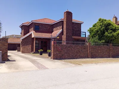4 Bedroom House For Sale in Port Elizabeth - HlJF.webp