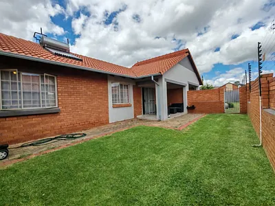 3 Bedroom Townhouse For Sale in Centurion - Lgb7.webp