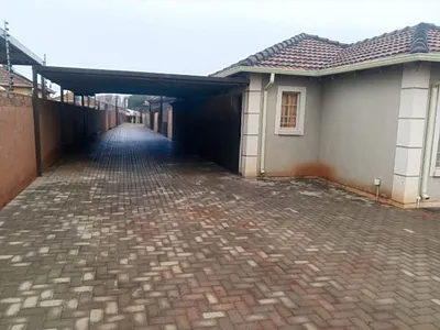 3 Bedroom House For Sale in Akasia - RSny.webp