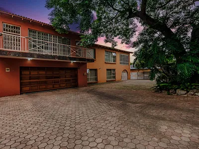 5 Bedroom House For Sale in Roodepoort - LLf9.webp