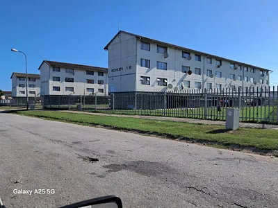 2 Bedroom Apartment For Sale in Port Elizabeth - J6DF.webp