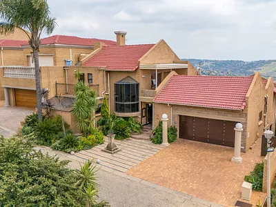 4 Bedroom House For Sale in Roodepoort - VcWB.webp