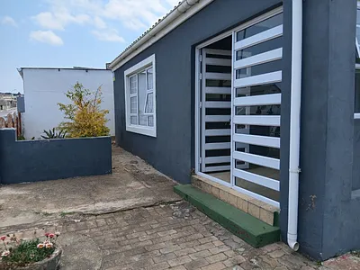 3 Bedroom House For Sale in Port Elizabeth - Qt18.webp