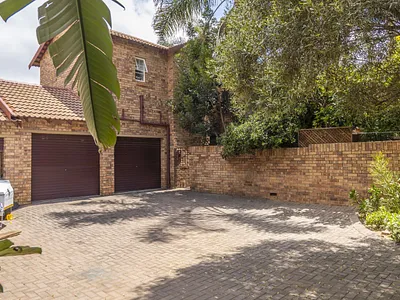 3 Bedroom Townhouse For Sale in Roodepoort - U69h.webp