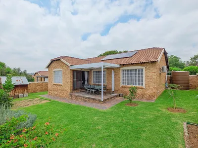 4 Bedroom Townhouse For Sale in Roodepoort - img