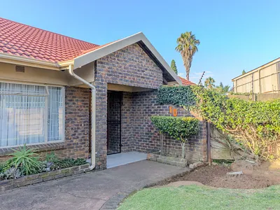 4 Bedroom House For Sale in Kempton Park - EyOZ.webp