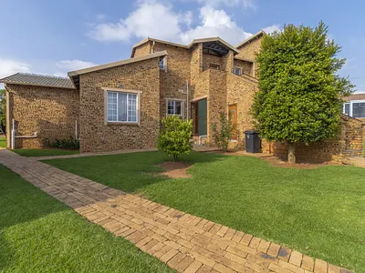 2 Bedroom Apartment For Sale in Roodepoort - JakR.webp