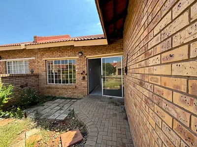 2 Bedroom Townhouse For Sale in Kimberley - lLxz.webp