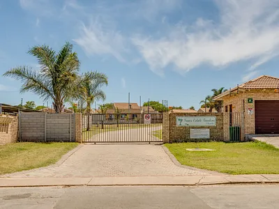 3 Bedroom Townhouse For Sale in Uitenhage - QvyK.webp