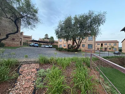 2 Bedroom Townhouse For Sale in Roodepoort - jYQh.webp