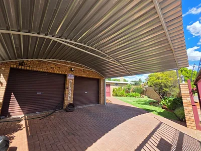 3 Bedroom House For Sale in Kimberley - G7rE.webp