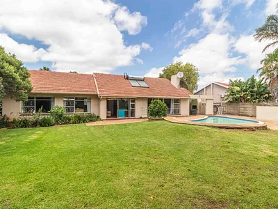 4 Bedroom House For Sale in Roodepoort - lbQn.webp