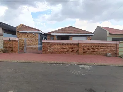 3 Bedroom House For Sale in Krugersdorp - rJ9R.webp