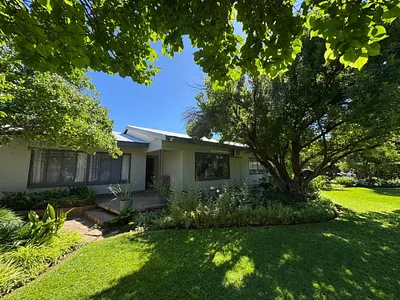 4 Bedroom House For Sale in Barkly West - R49j.webp