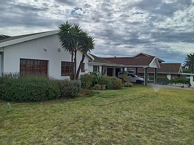 4 Bedroom House For Sale in Port Elizabeth - img
