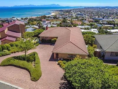 5 Bedroom House For Sale in Gordons Bay - pxL7.webp