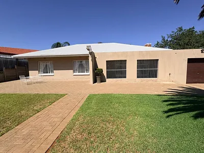 3 Bedroom House For Sale in Kimberley - LGny.webp