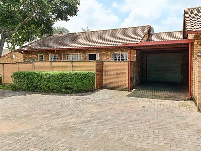 2 Bedroom Townhouse For Sale in Pretoria - LLOQ.webp