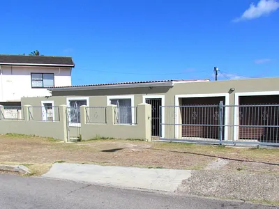 4 Bedroom House For Sale in Port Elizabeth - lCsa.webp