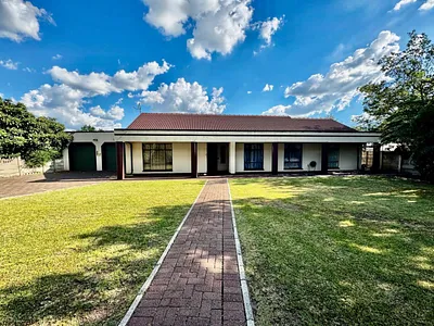 3 Bedroom House For Sale in Secunda - QWrJ.webp