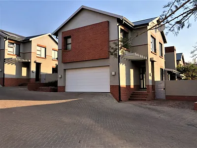 3 Bedroom Townhouse To Rent in Pretoria - 9KC6.webp