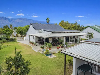 5 Bedroom House For Sale in Porterville - LjRD.webp