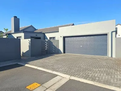 3 Bedroom House For Sale in Gordons Bay - hmgM.webp