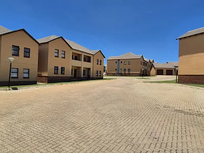 3 Bedroom Townhouse For Sale in Lydenburg - 1OSo.webp
