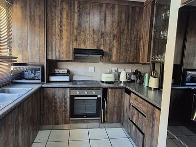 3 Bedroom Townhouse For Sale in Lydenburg - D5IO.webp