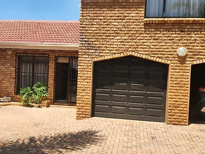 6 Bedroom House For Sale in Klerksdorp - WXHq.webp