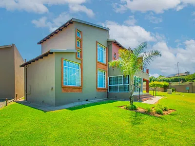 2 Bedroom Apartment For Sale in Roodepoort - tCXy.webp
