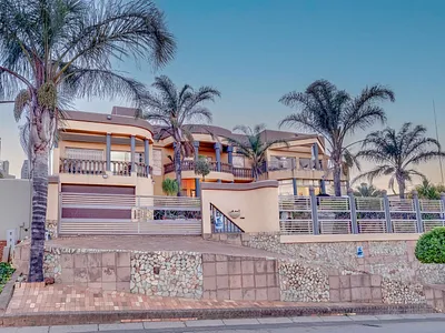 4 Bedroom House For Sale in Krugersdorp - zvBt.webp