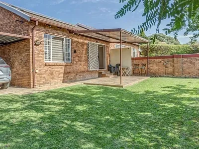 2 Bedroom Townhouse For Sale in Roodepoort - 9sjV.webp