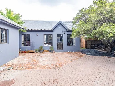 2 Bedroom House For Sale in Gordons Bay - IIWZ.webp