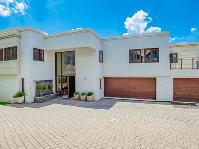 5 Bedroom House For Sale in Sandton - 7XYp.webp