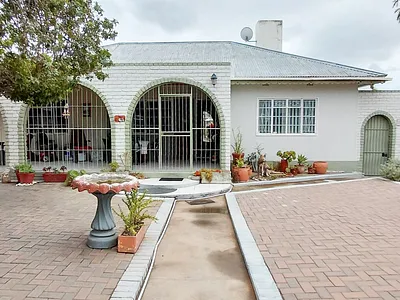 4 Bedroom House For Sale in Oudtshoorn - eAFa.webp