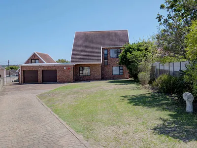 4 Bedroom House For Sale in Port Elizabeth - JHyU.webp