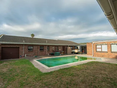 6 Bedroom House For Sale in Port Elizabeth - UF69.webp