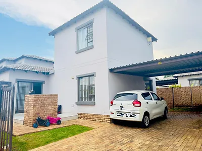 3 Bedroom House For Sale in Akasia - UiUA.webp