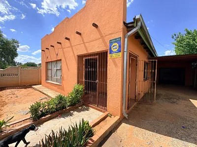 3 Bedroom House For Sale in Kimberley - RR40.webp